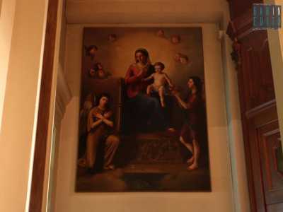 ...dall�altra la Madonna con il Bambino Ges� e due angeli. Entrambe queste tele sono del pittore barese Nicola Zito